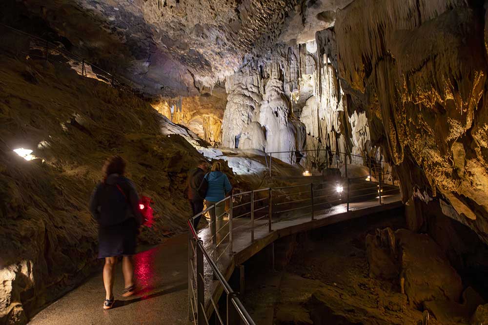 La grotte est particulièrement bien aménagée pour la visite, avec des points d’arrêt pour écouter les explications.