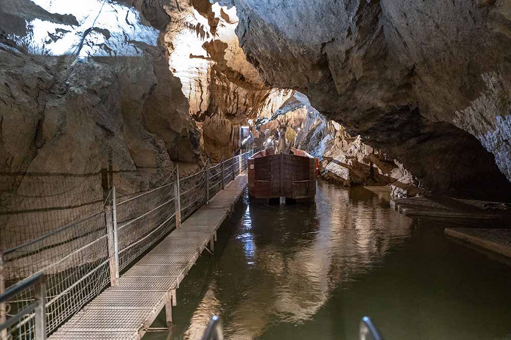 On se déplace en bateau électrique.