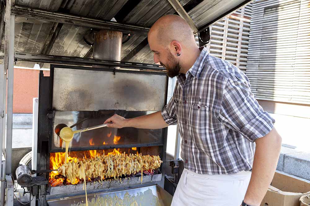  Le gâteau à la broche, beau à regarder et bon à déguster ! © P. Vincent, OT Lourdes