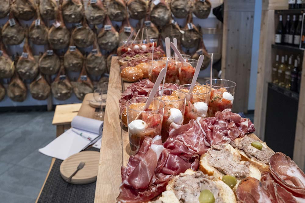 Tandis que les jambons sèchent, les fabuleux plateaux de charcuteries attendent les clients venus déguster.