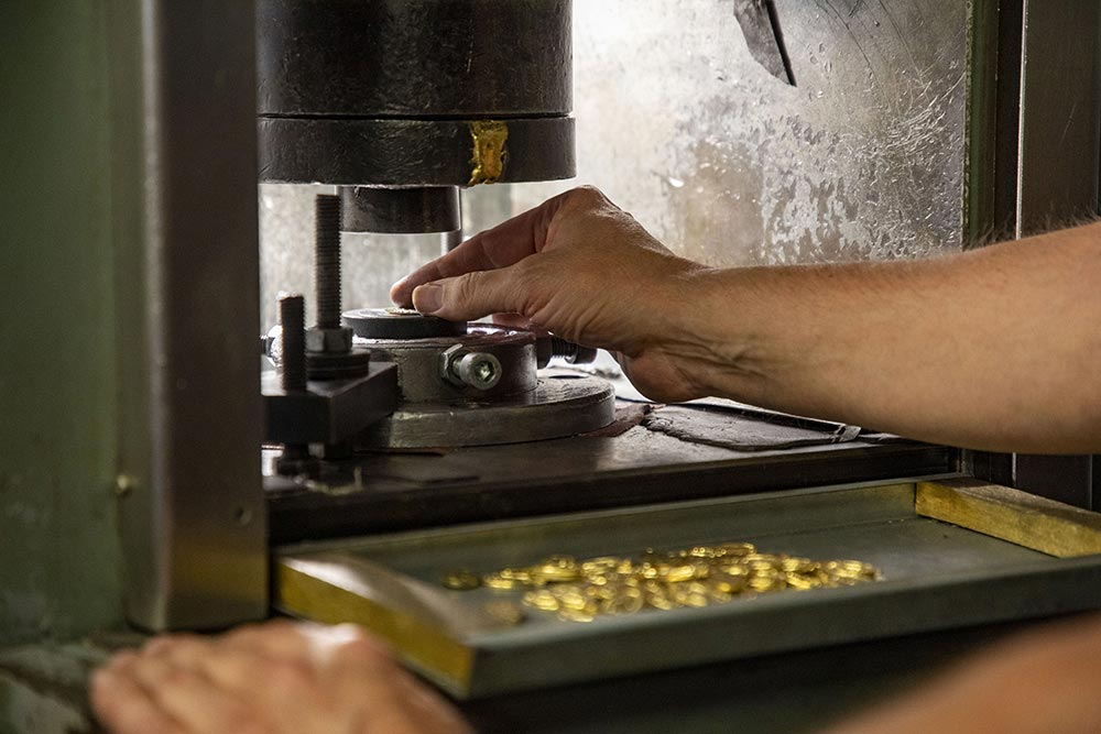 Une étape importante : l’estampage de la médaille.