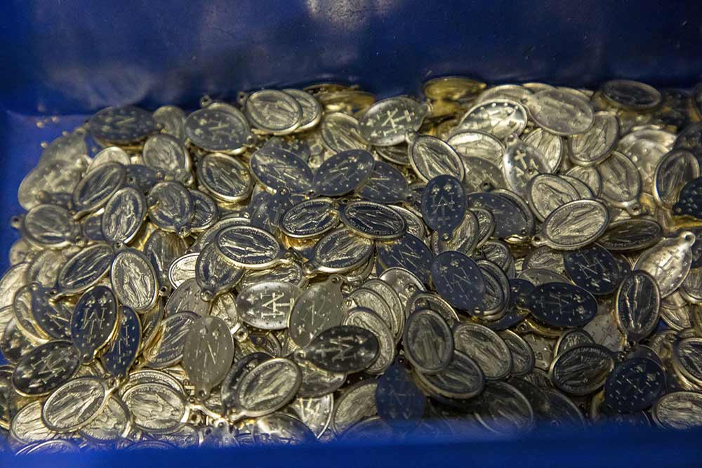 Lourdes - Des médailles stockées en attendant la prochaine étape, le détourage.