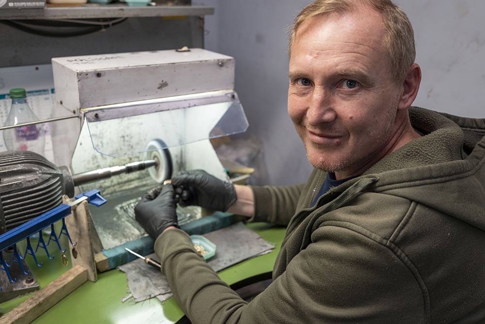 L’étape du polissage de la médaille doit être minutieuse.