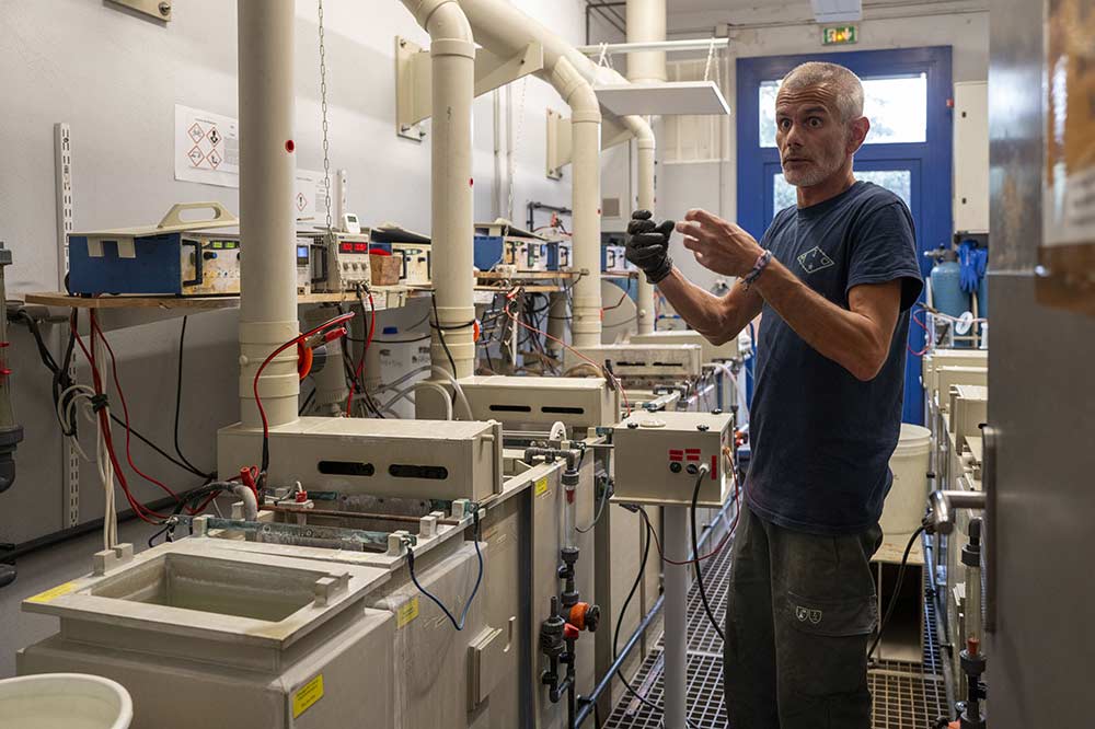 Dans un des ateliers, ici on tricote les chaînes.