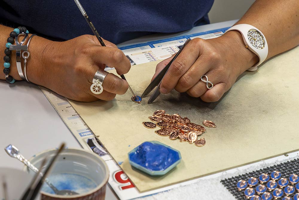 La phase émaillage nécessite un véritable savoir-faire.