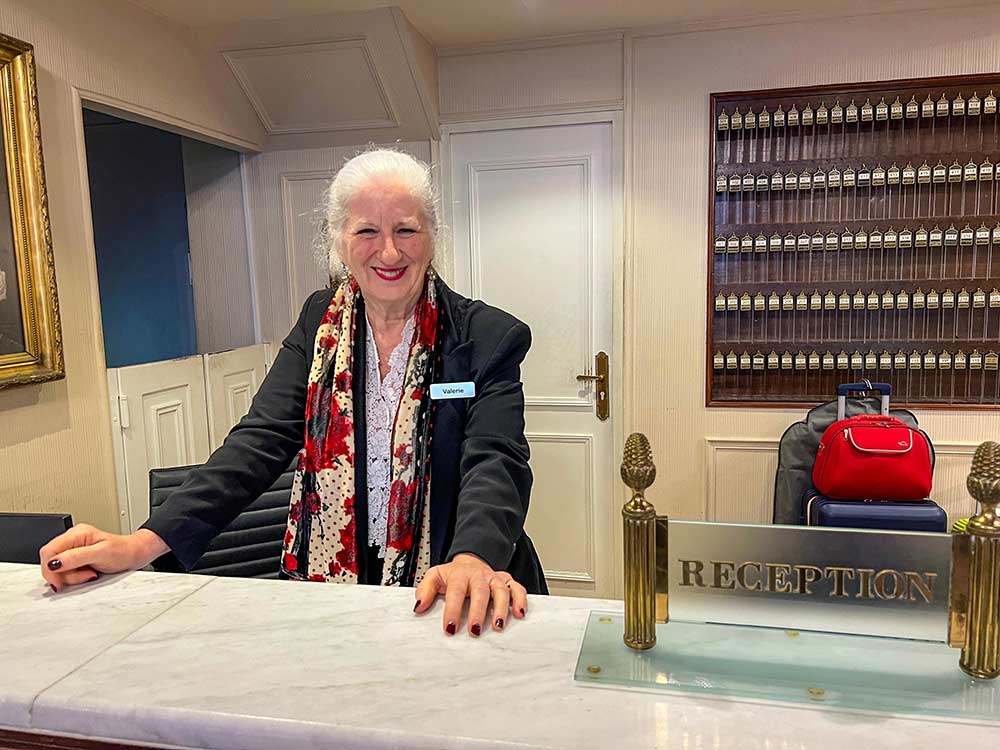 A la réception vous serez accueillis par Valérie qui connaît l’hôtel par cœur. Et si vous lui parlez tango, vous saurez tout sur le Festival de Tango argentin de Pau, la ville voisine.