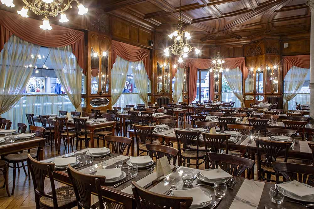La salle de restaurant Le Majorelle et son décor Belle Époque, signé… Majorelle !