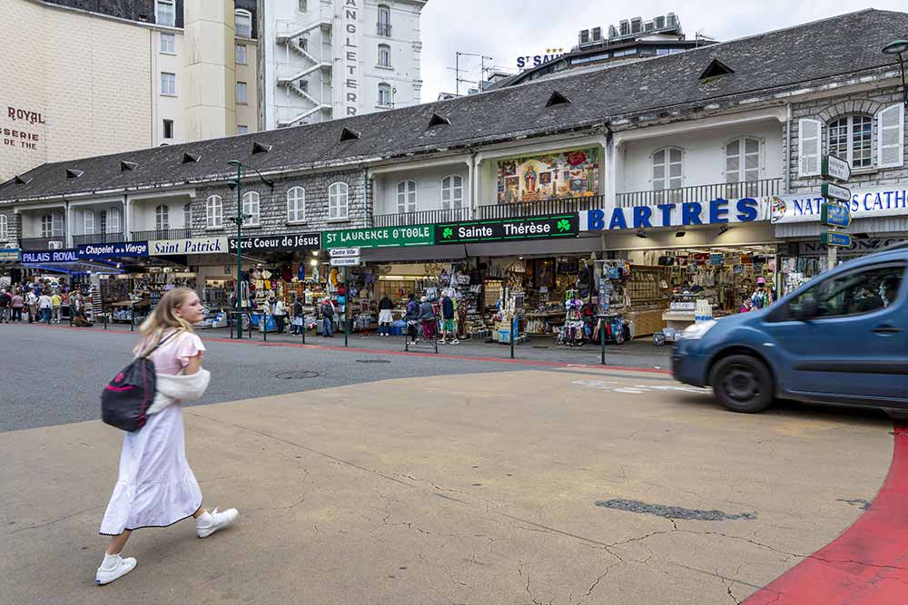 Face à la basilique, les incontournables boutiques.