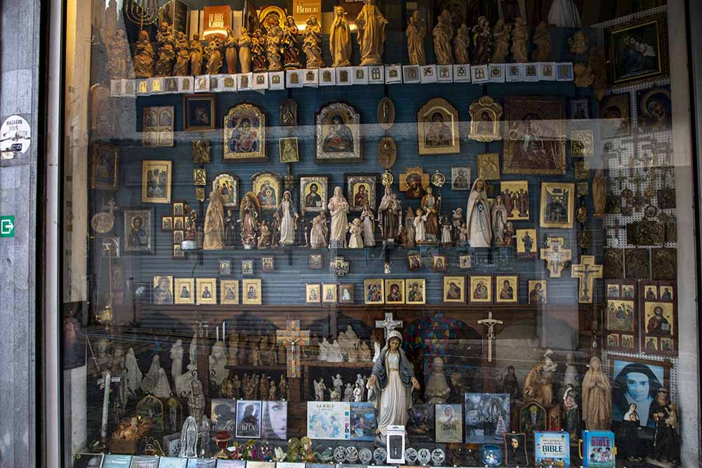 La Vierge Marie, omniprésente dans la ville et dans les vitrines.