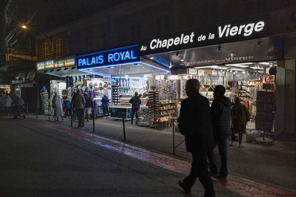  De jour, comme de nuit, les boutiques attendent les pèlerins.
