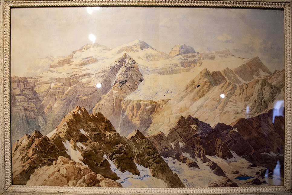 Cette aquarelle du Mont Perdu a été réalisée en 1879 par Franz Schrader, peintre et alpiniste. Installé sur les crêtes du cirque de Troumouse, il a saisi la majesté de ce sommet emblématique des Pyrénées.