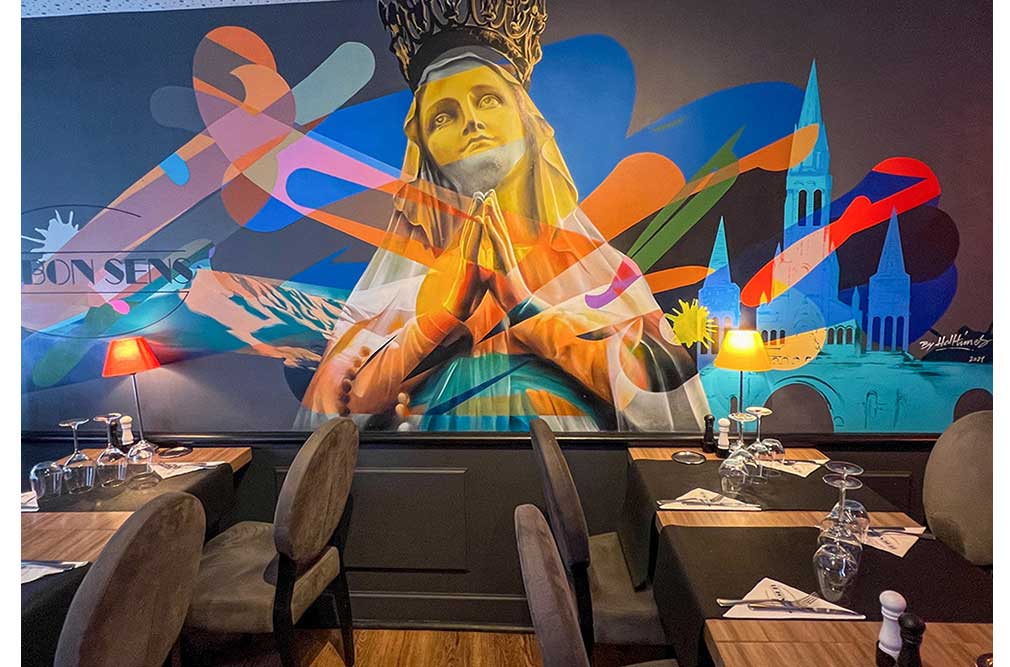 Le street art est aussi intérieur, comme à l’excellent restaurant Alexandra By Le Bon Sens, 3 Rue du Fort, à Lourdes.