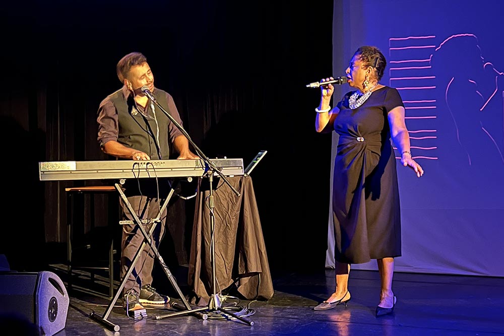 Abyale - en concert avec son fils.