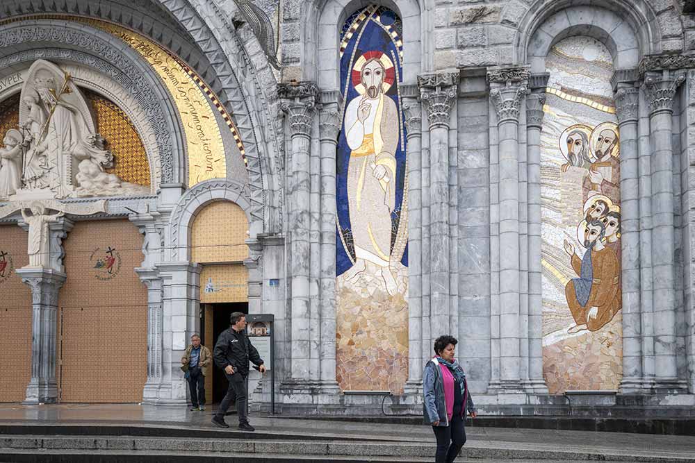 Façade de la Basilique du Rosaire, ornée de mosaïques contemporaines représentant le Christ et les apôtres.