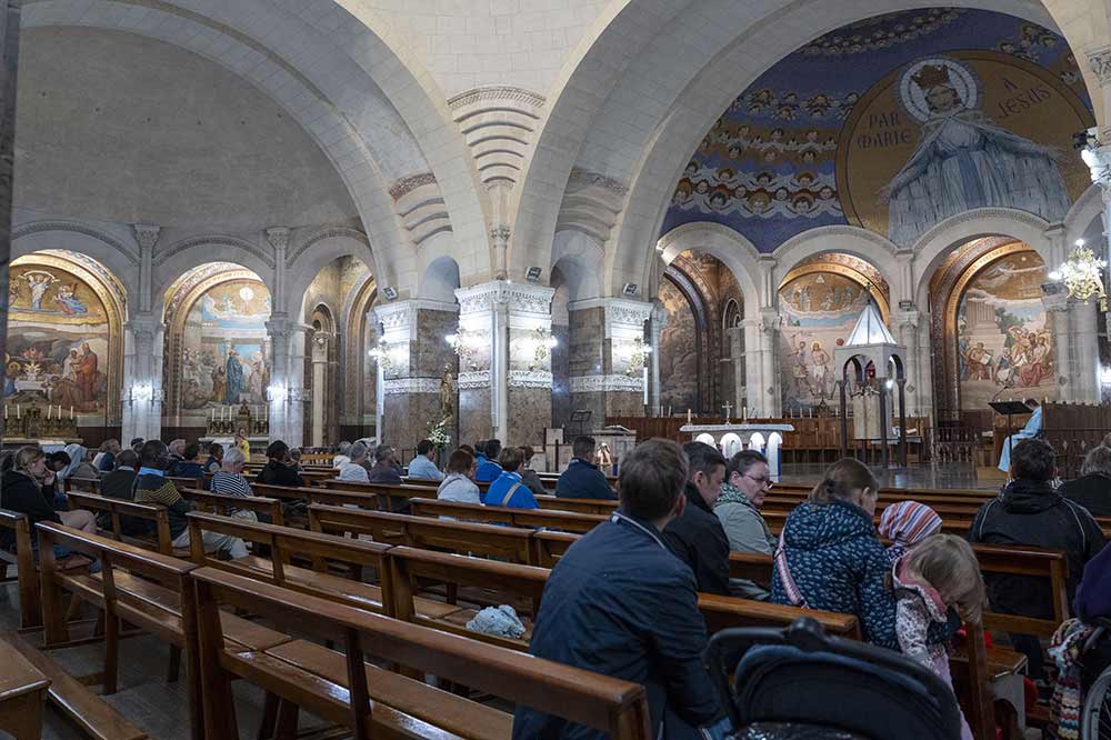 Sanctuaire - À l’intérieur de la basilique.