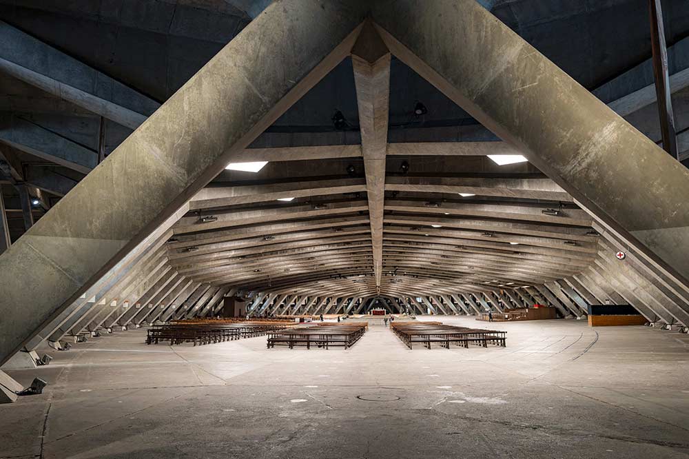 Sanctuaire - Construite en 1958 en grande partie sous le niveau du sol, de la Basilique Saint-Pie X peut accueillir jusqu’à 25 000 fidèles. Elle mesure 200 mètres de long.