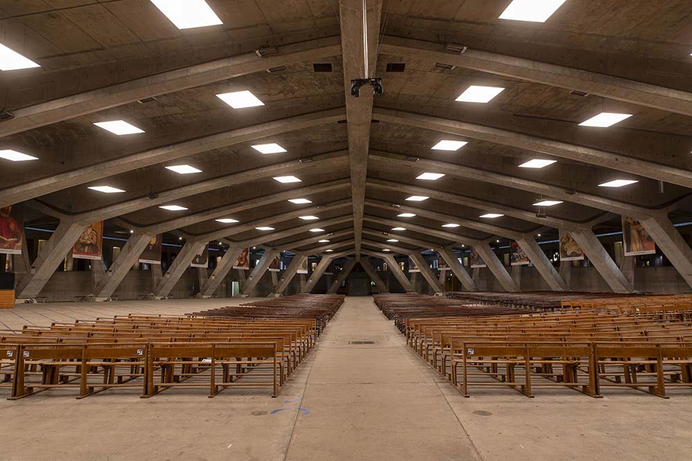 L’organisation des bancs dans la nef est pensée pour accueillir de très grands rassemblements.