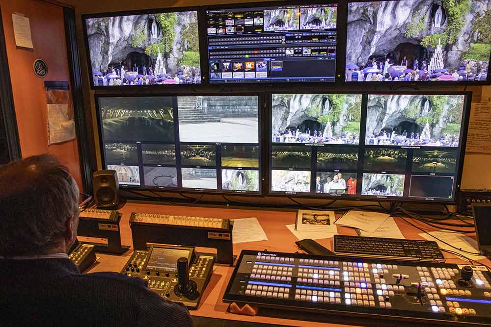 Sur la chaîne Lourdes+ Chaque jour des directs sont visibles : messes, chapelet à la grotte, bénédiction des cierges, chapelet aux flambeaux. Nous sommes ici dans la régie.