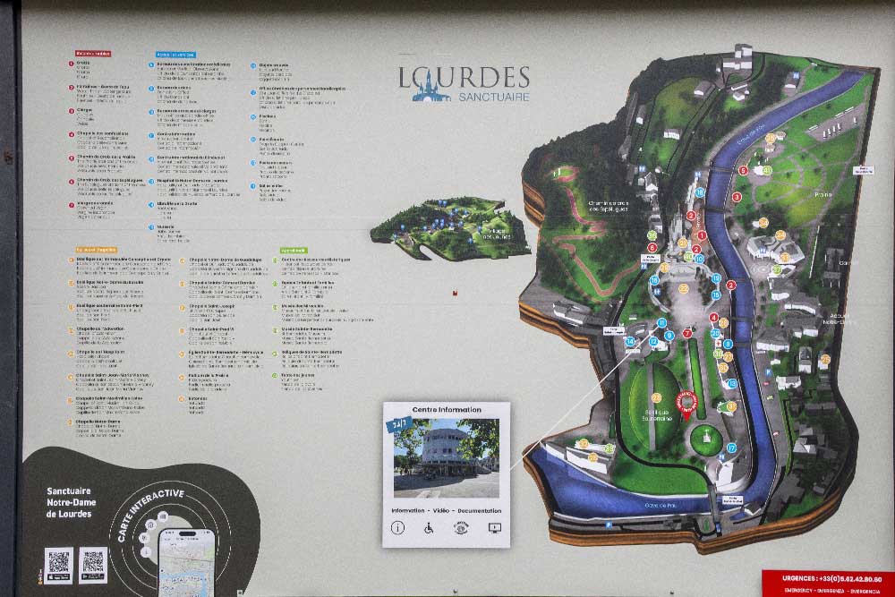 Le plan du Sanctuaire de Lourdes est dispersé un peu partout pour bien informer les visiteurs. Très pratique pour se repérer.