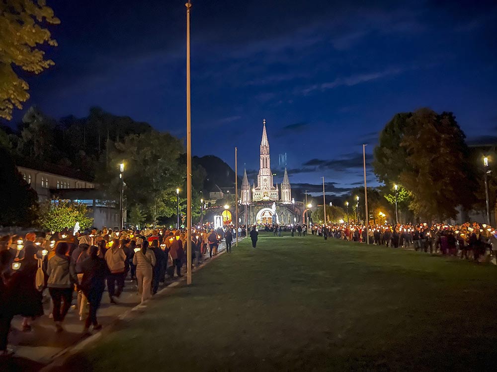 La procession aux flambeaux commence…