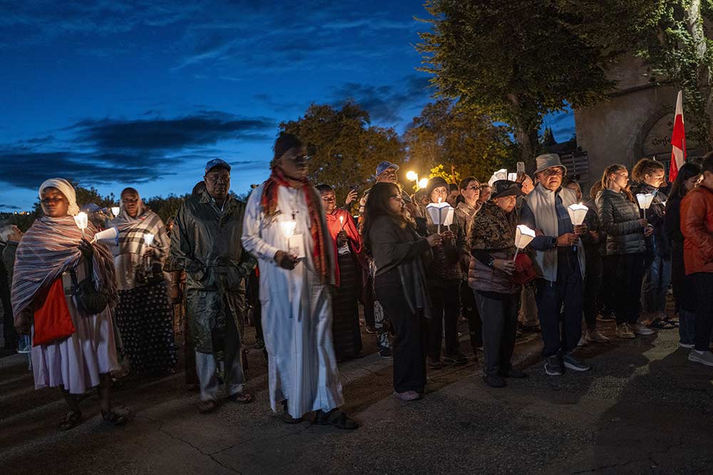 Sanctuaire - Des milliers de pèlerins marchent en chantant.