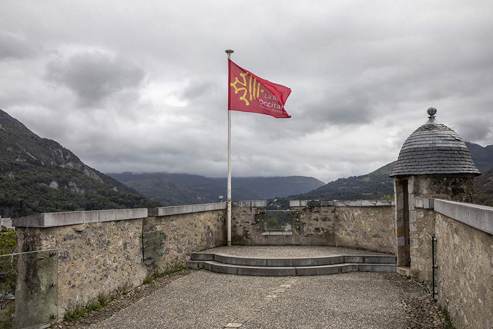  Le drapeau de l’Occitanie flotte au sommet du château fort de Lourdes.