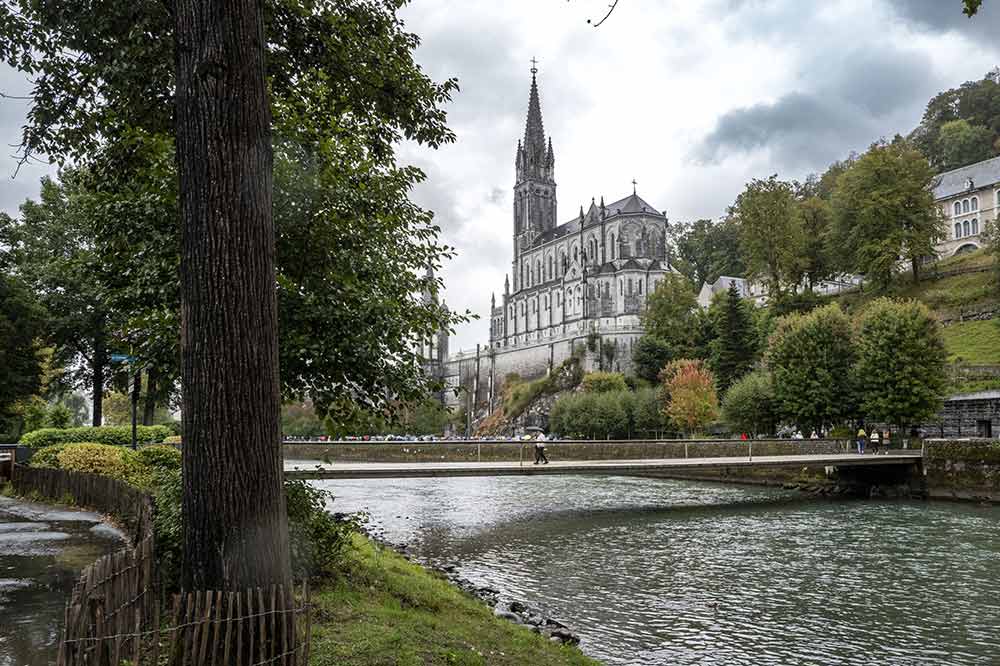 De l’autre côté du Gave de Pau, offre une très belle vue sur le Sanctuaire.