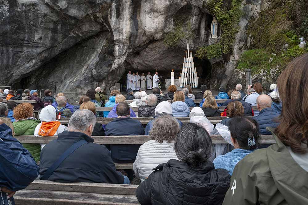 La grotte de Massabielle. Le site n’a rien de monumental : une cavité, un rocher, une source. ET beaucoup de pèlerins pour assister aux prières.