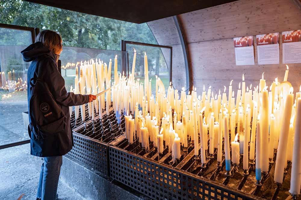 Sanctuaire - Des centaines de cierges sont placées sous les espaces réservés.