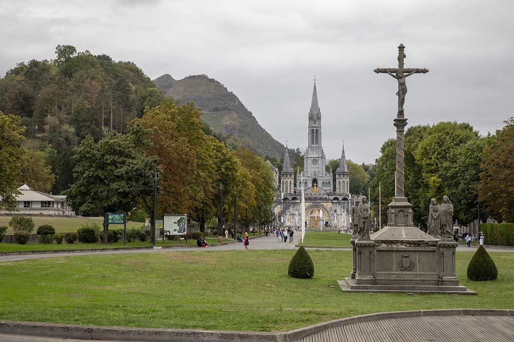 Sur 52 hectares, le Sanctuaire de Lourdes comprend les trois basiliques. La basilique souterraine Saint-Pie X (à gauche). La basilique de l’Immaculée Conception et en dessous la resplendissante basilique du Rosaire. Elle comprend aussi la petite grotte de Massabielle.
