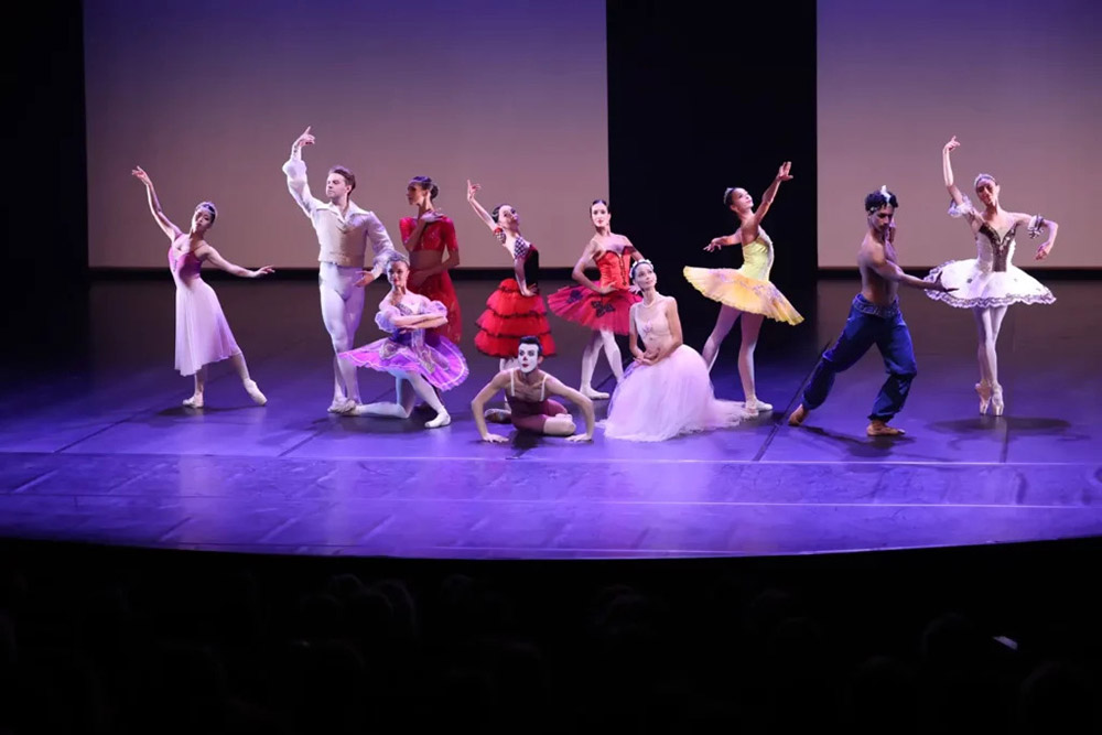 The Dancer(s) - Des costumes variés.