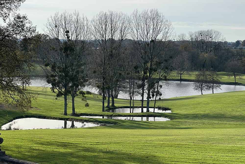 Vue sur les étangs depuis le côté gauche de la terrasse.