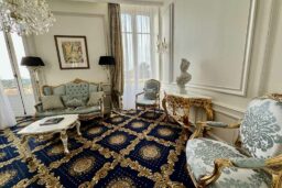 Un coin du salon de la Suite Présidentielle.