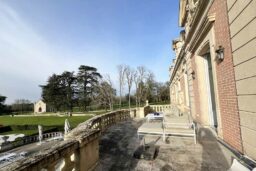 La grande terrasse privative de la suite.