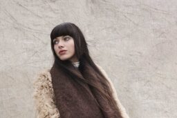 Cheveux au vent et visage naturel.