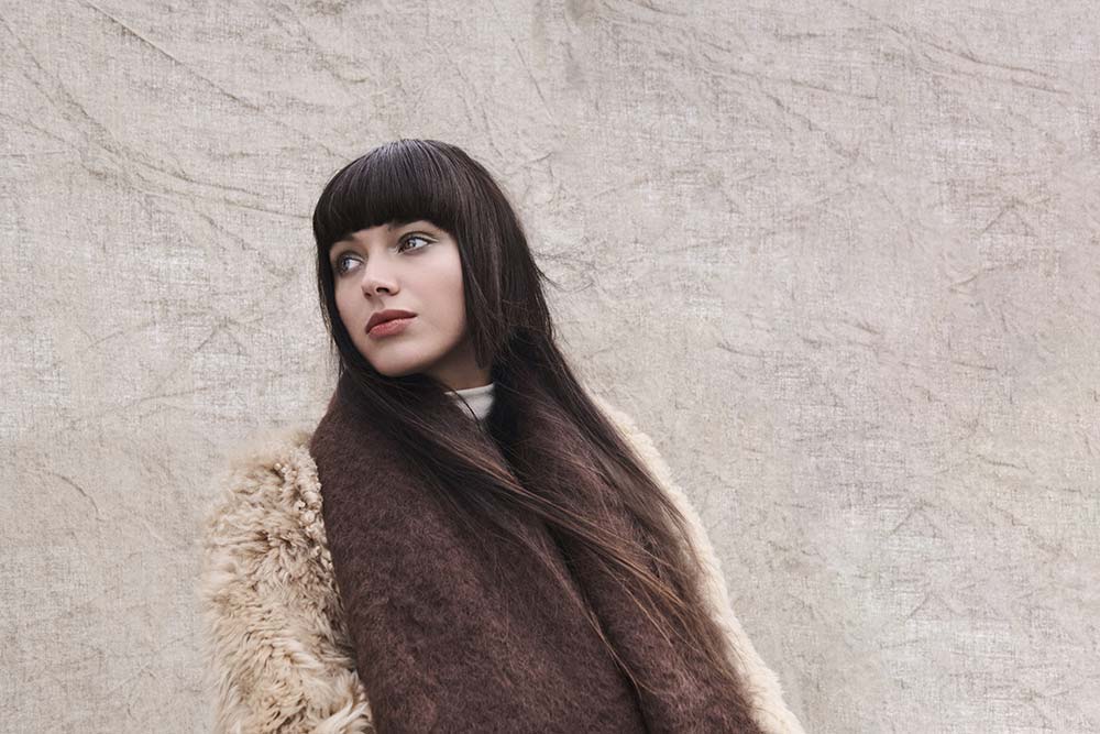 Cheveux au vent et visage naturel.