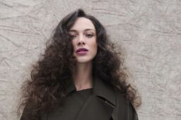 Un look naturel qui embellit le visage.