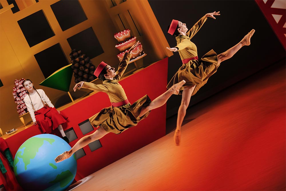 Beaucoup de dynamisme et des costumes super originaux.