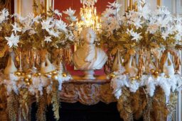 Les décorations habillent tout le château.