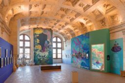 Les décors font merveille sous ce magnifique plafond.