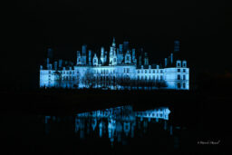 Le Château de Chambord resplendit dans la nuit.