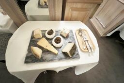 Un chariot de fromages italiens.