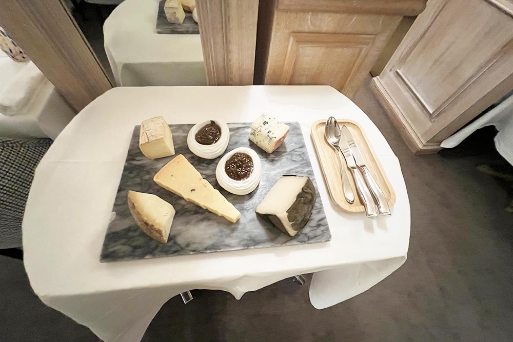 Un chariot de fromages italiens.