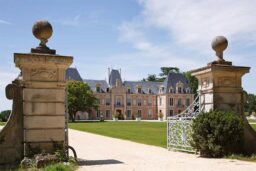 L'Alexandra Palace - L'entrée du Château s'effectue par un portail majestueux.