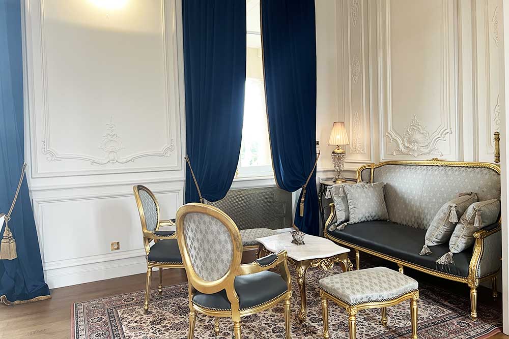 Un agréable salon situé sur la gauche en entrant dans le hall du château. 