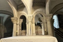 La Crypte sous l'église et son tombeau.