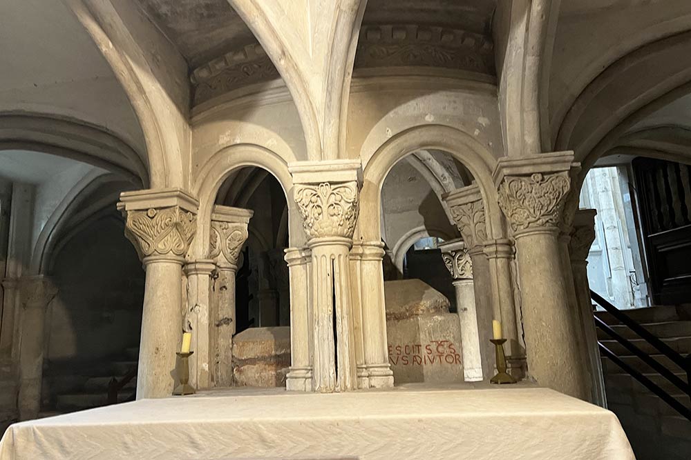 La Crypte sous l'église et son tombeau.
