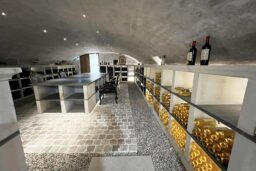 Seconde cave destinée aux dégustations et a des soirées privées.