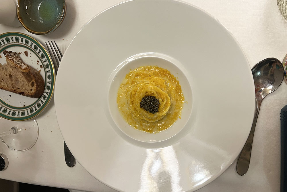 Une assiette de Fettuccine maison beurre blanc, poutargue et caviar.