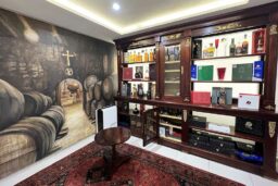 L'Alexandra Palace - Un magnifique Fumoir bien achalandé.